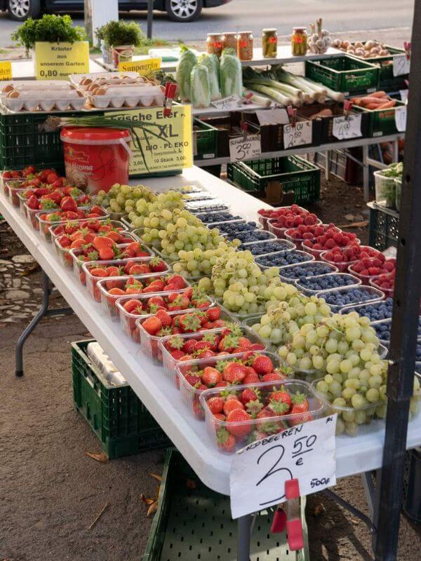 Frisches Obst in Görlitz - Erdbeeren, Weintrauben - Wochenmarkt